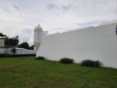 Endonezya 'da Yogyakarta' da Kraton denilen Sultan sarayının dekoratif köşesine sahip beyaz bir duvarın bir kısmı..