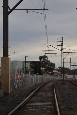 Demiryolu raylarının dikey çekimi