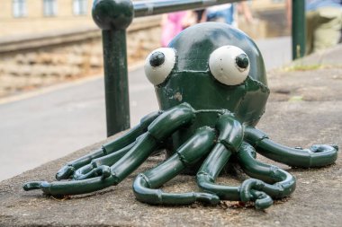 Ahtapot, Aire Heykel Yolu 'nun ilk heykeli, Leeds ve Liverpool Kanalı, Saltaire, Bradford, İngiltere.