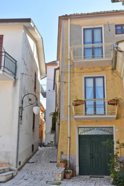 İtalya 'nın Avellino eyaletinde yer alan Paternopoli' nin eski evleri arasında bir sokak.
