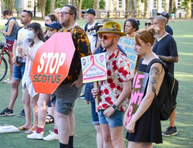 Cadman Plaza 'da toplanan aktivist gruplar New York' ta kürtaj için adalet talep ediyorlar.