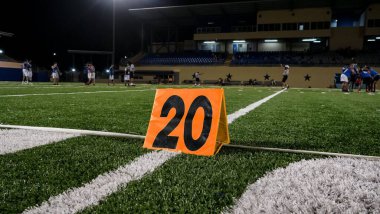 Flagfootball maçı sırasında sahada bir Amerikan futbol takımı.