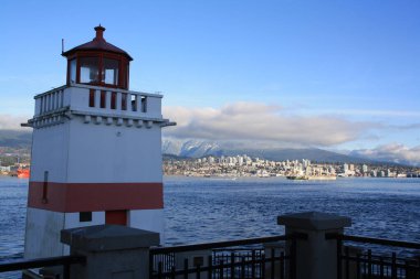 Vancouver Limanı 'nda deniz ve şehrin arka planında bir deniz feneri, British Columbia, Kanada