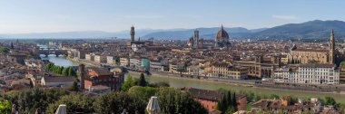 İtalya 'da Floransa şehir manzarasının ortasındaki Arno Nehri' nin panoramik görüntüsü.