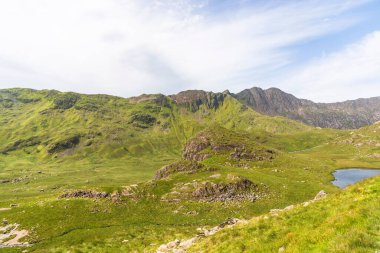 Galler 'deki Snowdon Dağı' nın bulutlu arka planda manzarası