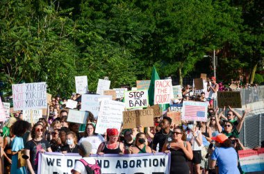Cadman Plaza 'da toplanan aktivist gruplar New York' ta kürtaj için adalet talep ediyorlar.