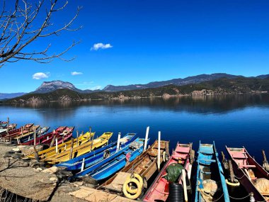 Çin 'deki Lugu Gölü kıyısına çok güzel renkli tekneler yanaştı.