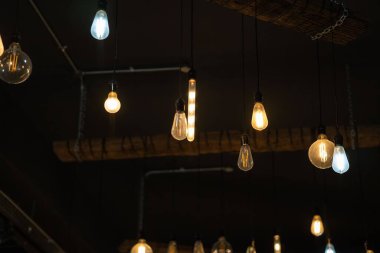 Ampulleri asmak için düşük açılı bir çekim.