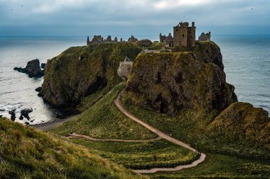 Dunnottar Şatosu 'nun uçurumdaki güzel bir görüntüsü.