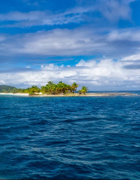Tiro Vertical Uma Bela Ilha Oceano — Fotografia de Stock