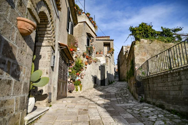 イタリアのカゼルタ市で最も古い地区の古い石造りの家の間の狭い通り — ストック写真