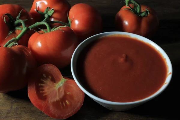 도리가 그릇에 토마토 소스를 클로즈업 — 스톡 사진