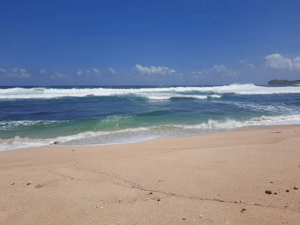 Vista Uma Praia Areia Para Mar Com Ondas Céu Azul — Fotografia de Stock