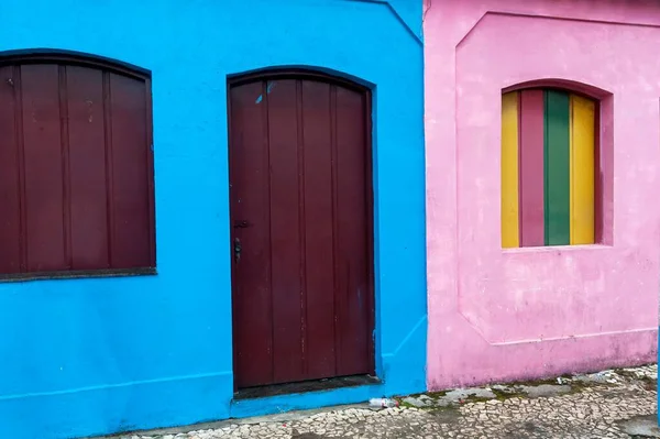 Hermosas Fachadas Antigua Casa Azul Puerta Borgoña Junto Otra Casa — Foto de Stock