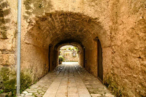 イタリアのカゼルタで最も古い地区の古い石造りの家の間の狭い通り — ストック写真