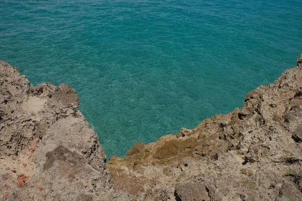在阳光下 蓝色的大海被岩石峭壁环绕 风景如画 — 图库照片