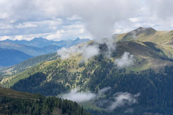 Eine Luftaufnahme Der Schönen Berge Einem Sonnigen Tag — Stockfoto