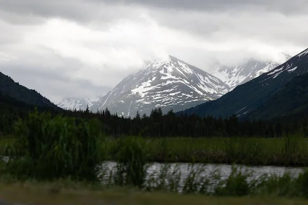 Mesmerizing Shot Seascape Surrounded Mountains Clouds Alaska — Stock Photo, Image