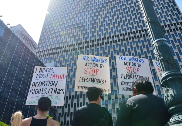在布鲁克林Cadman广场举牌要求为堕胎权伸张正义的年轻与会者 — 图库照片