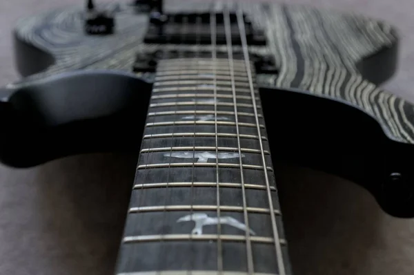 Guitarra Eléctrica Diseño Rayas Blanco Negro Cerca — Foto de Stock