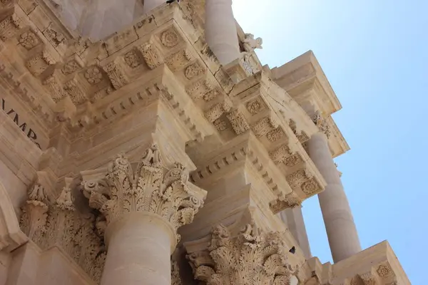 シュラクサイ大聖堂の壁や柱に彫刻の低角度ショット ドゥオモ シラクーサ — ストック写真