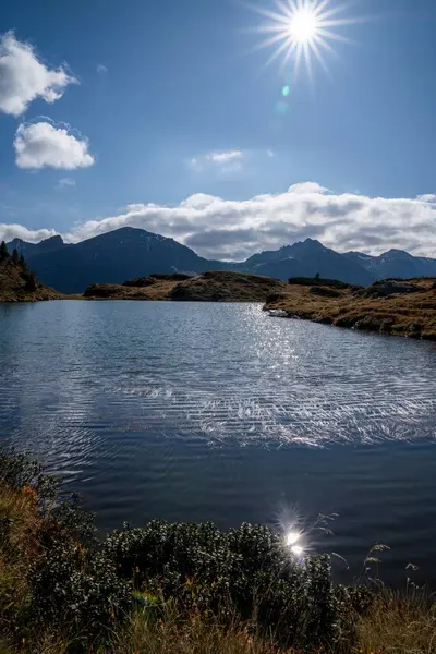 湖の上の澄んだ空と太陽の反射 — ストック写真