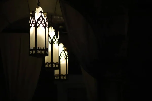 Três Lanternas Decorativas Penduradas Quarto Escuro — Fotografia de Stock