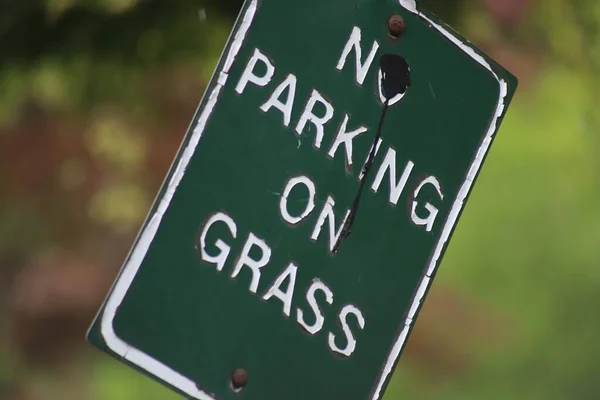 Parking Grass Sign — Stock Photo, Image