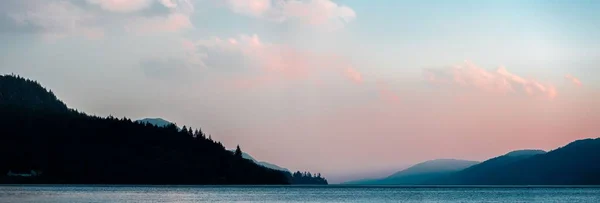 Eine Panoramische Landschaft Eines Sees Und Die Schatten Von Bäumen — Stockfoto
