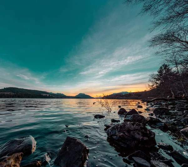 Ein Panoramablick Auf Den Ruhigen Blauen See Mit Felsigem Ufer — Stockfoto