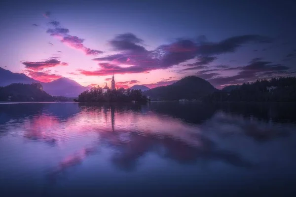 Eine Atemberaubende Aufnahme Des Bleder Sees Bei Rosa Sonnenuntergang Mit — Stockfoto
