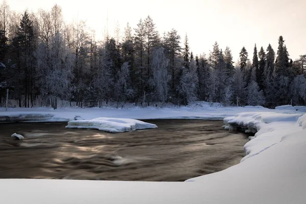 Una Hermosa Vista Río Una Tierra Helada Cubierta Nieve Con —  Fotos de Stock
