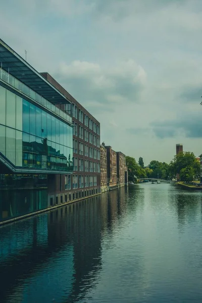 Vertikal Bild Amsterdams Universitet Vid Vattenkanal — Stockfoto