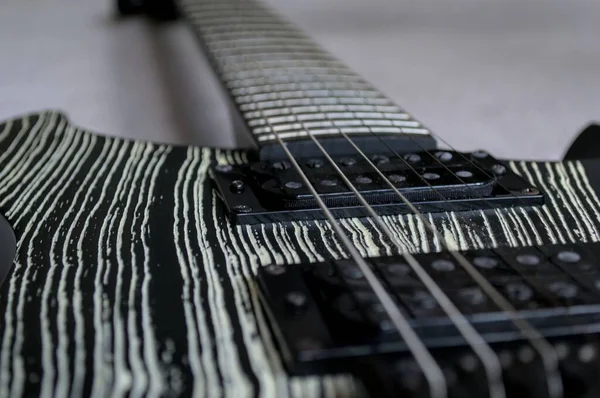 Guitarra Elétrica Preto Branco Listrado Projeto Closeup Cordas Captadores — Fotografia de Stock