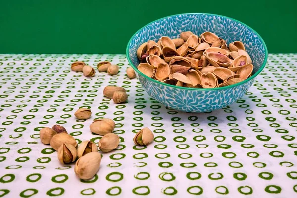 Closeup Shot Organic Pistachio Bowl Green White Background — Stock Photo, Image