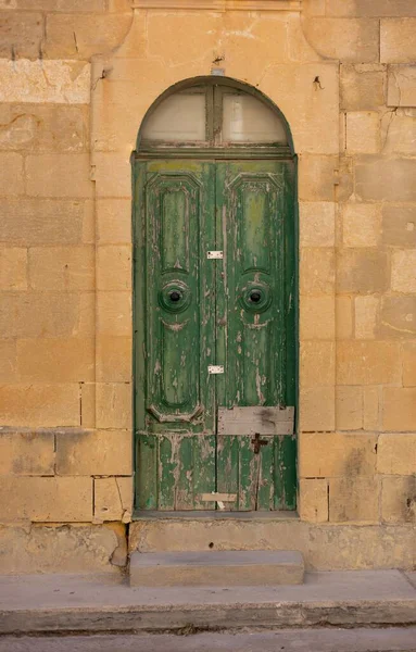 马马州戈佐市维多利亚市一座古建筑的一扇门垂直拍摄 — 图库照片