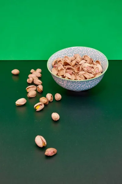 Bowl Organic Pistachios Green Background — Stock Photo, Image