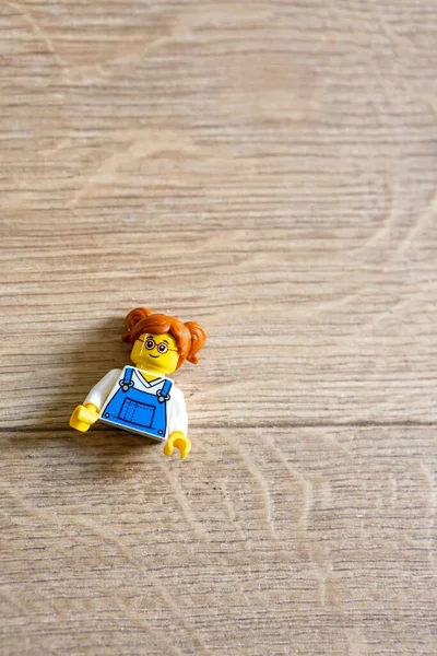 Halv Lego Varumärke Leksak Modell Flicka Statyett Som Ligger Träyta — Stockfoto