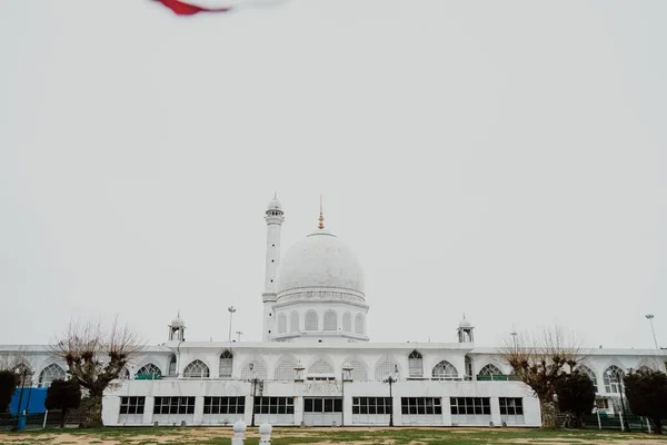 インドのジャム カシミール地方のイスラム教徒の神社であるダルガー シャリフとも呼ばれるハズラバル神社の眺め — ストック写真