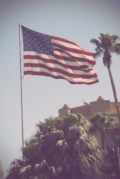 Egy Nagy Amerikai Zászló Egy Póznára Szerelve Fallal Látóhatáron — Stock Fotó