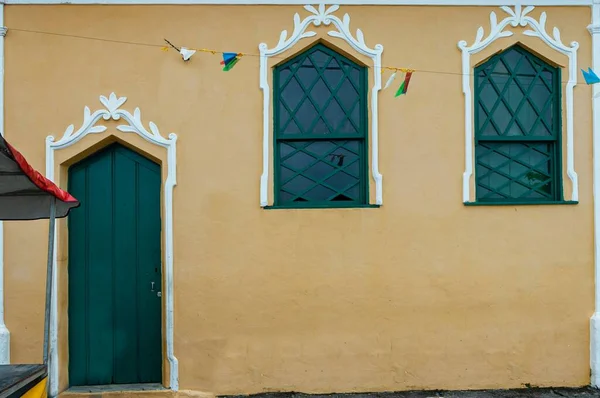 绿色的窗户和门 房子前面的一排旗子 有白色细节的米色老房子 西古鲁市 巴伊亚 — 图库照片
