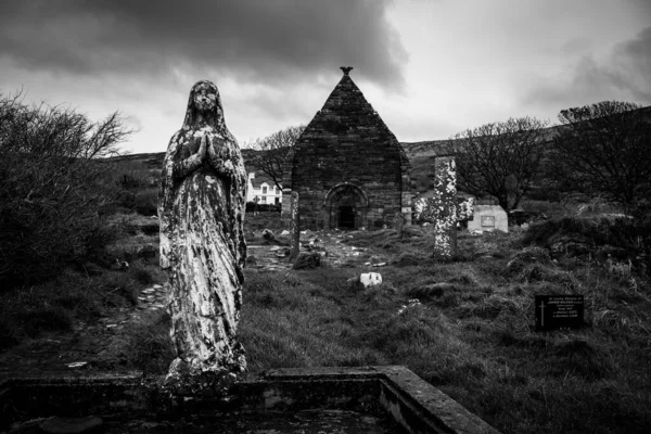 Bir Kadın Azizin Gri Ölçekli Resmi Taştan Yapılmış Bir Şapel — Stok fotoğraf