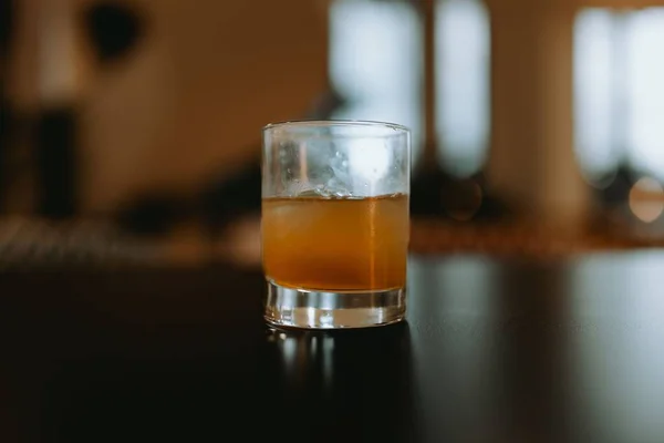 Een Selectieve Focusshot Van Een Glas Van Een Alcoholische Drank — Stockfoto