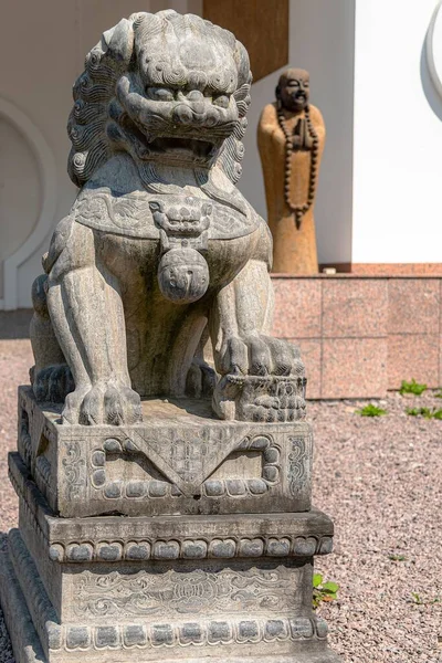 Disparo Vertical Una Estatua León Chino Sentado Santuario Yangtorp —  Fotos de Stock