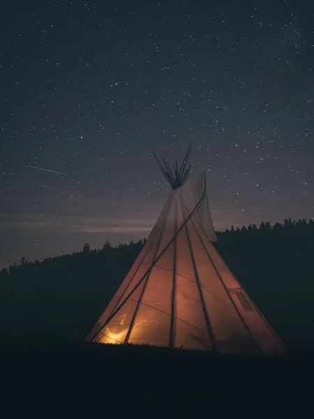 Uno Sparo Verticale Una Tenda Nella Natura Contro Cielo Stellato — Foto Stock