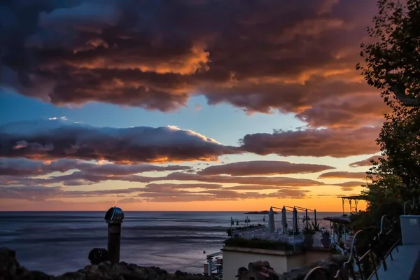 Сценічний Вид Яскравого Заходу Сонця Хмарному Небі Селі Позітано Італія — стокове фото