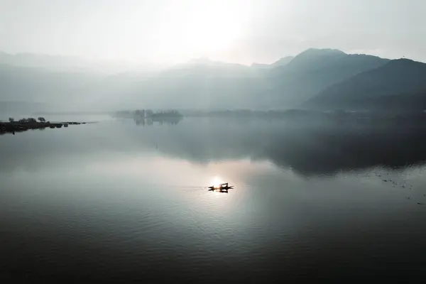 Ein Schöner Blick Auf Einen See Mit Hügeln Und Bergen — Stockfoto