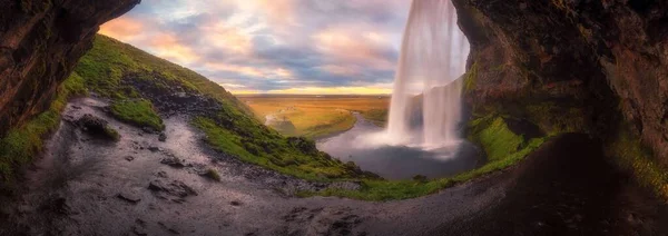 Panoramabild Ett Vattenfall Sett Från Grottan Med Färgglada Moln Bakgrunden — Stockfoto