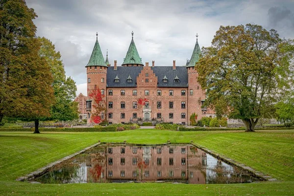 Замок Тройхолм Регионе Эслов Юге Швеции Отражается Воде — стоковое фото
