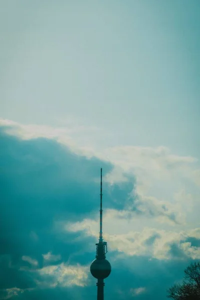 Eine Vertikale Aufnahme Des Berliner Fernsehturms Mit Wolkenverhangenem Himmel — Stockfoto